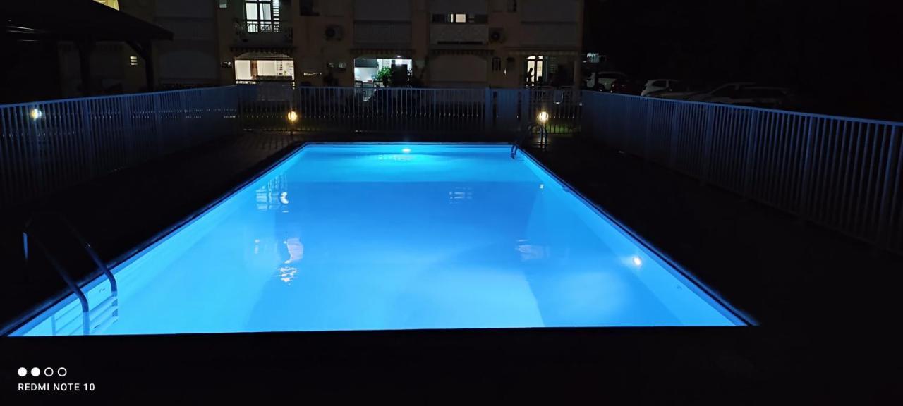 Charmant studio Ti colibri piscine et bord de mer à Sainte-Luce Extérieur photo